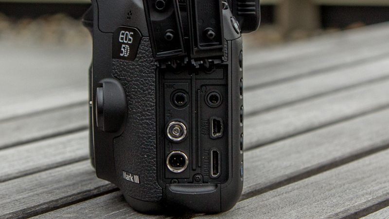 Illustration for article titled Canon EOS 5D Mark III: Video Chompin, Darkness Slaying, Digital Single Reflex Camera Pr0n BRING IT